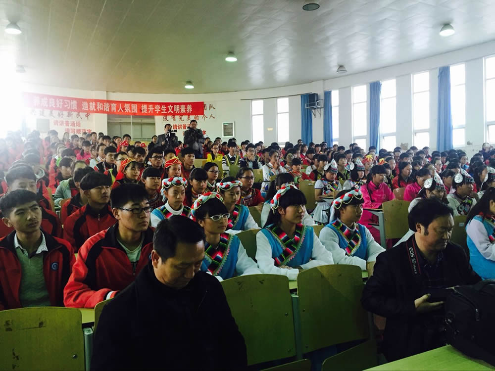 富而思源、回報(bào)社會—戴翔攜北侖企業(yè)家代表到武定民族中學(xué)進(jìn)行愛心捐贈
